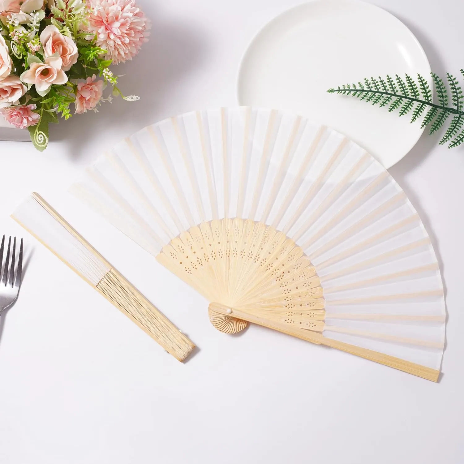 Sepwedd 50pcs White Imitated Silk Fabric Bamboo Folded Hand Fan Bridal Dancing Props Church Wedding party favors with Organza Bags
